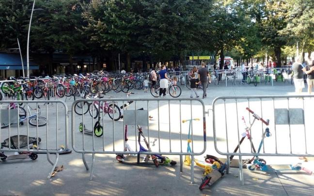 Mercado de bicicletas y de patinetes de segunda mano en la Alameda de Gamón. Errenteria