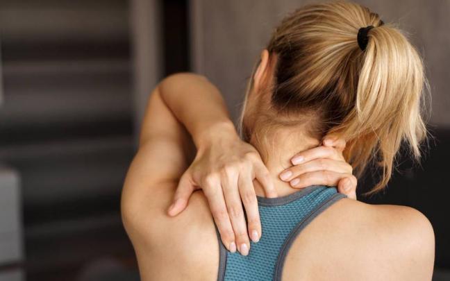 Una mujer presenta molestias musculares en el cuello y la espalda