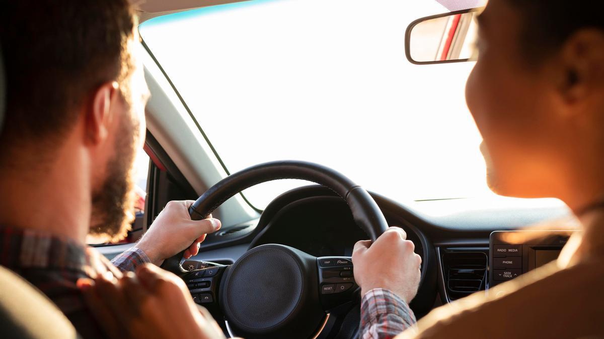 Personas dentro de un coche.