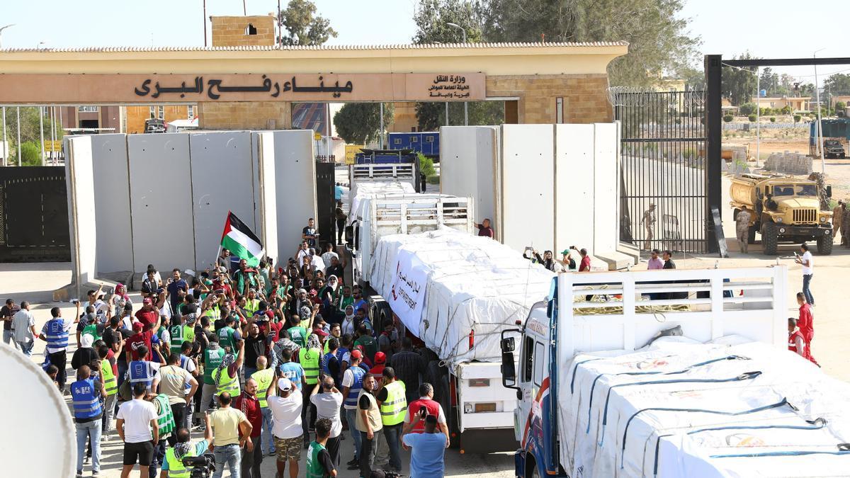 Camiones con ayuda humanitaria cruzando el paso de Rafah.