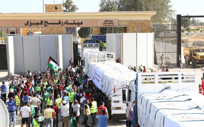 Camiones con ayuda humanitaria cruzando el paso de Rafah.