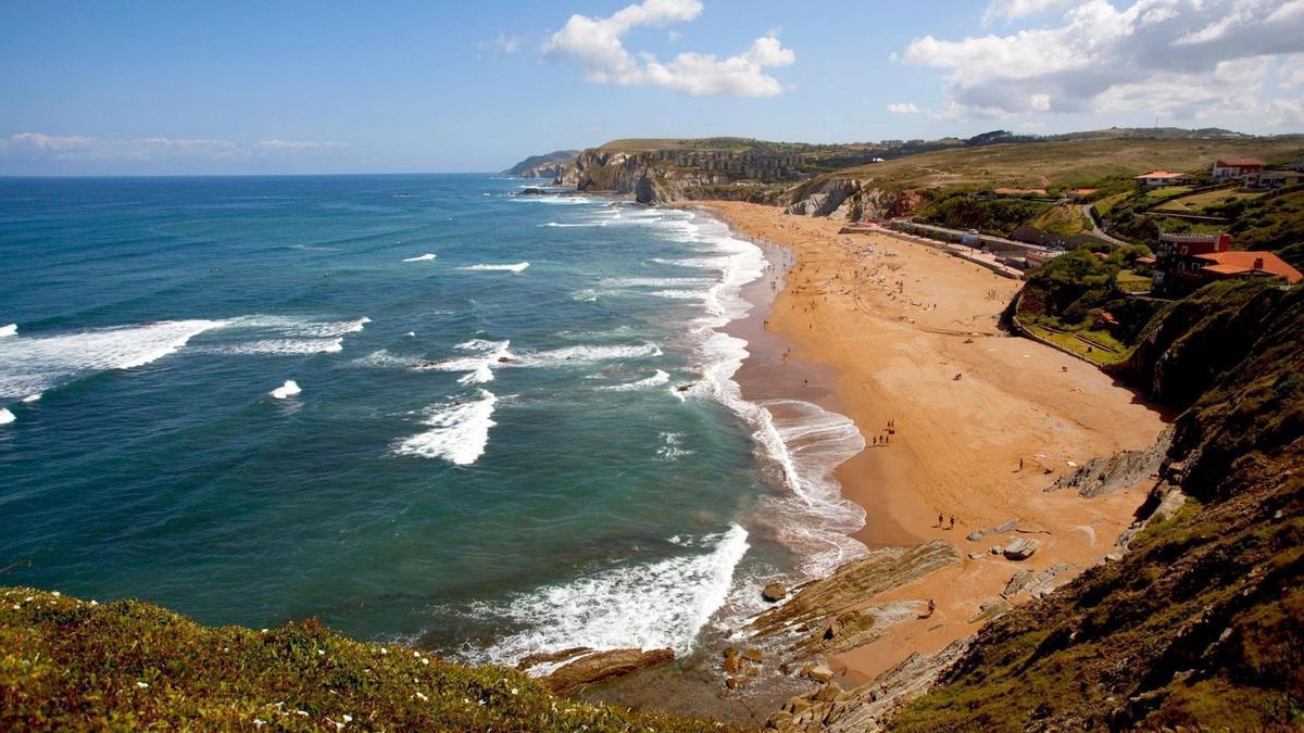 Vista de la playa de Sopelana en la que se ven las corrientes de resaca a los lados de las rompientes de las olas.