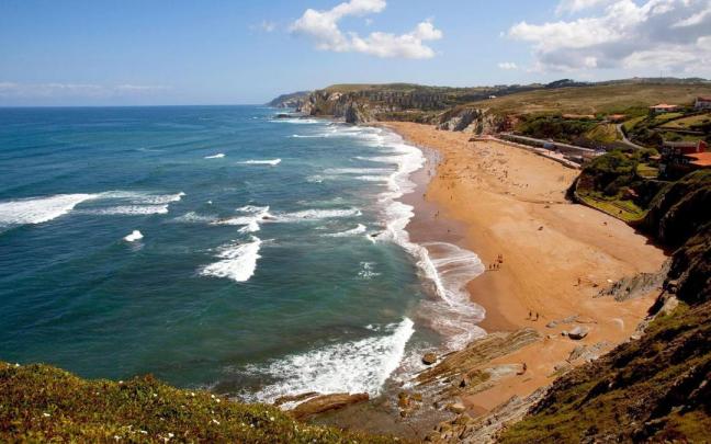 Vista de la playa de Sopelana en la que se ven las corrientes de resaca a los lados de las rompientes de las olas. / Europa Press Vista de la playa de Sopelana en la que se ven las corrientes de resaca a los lados de las rompientes de las olas.