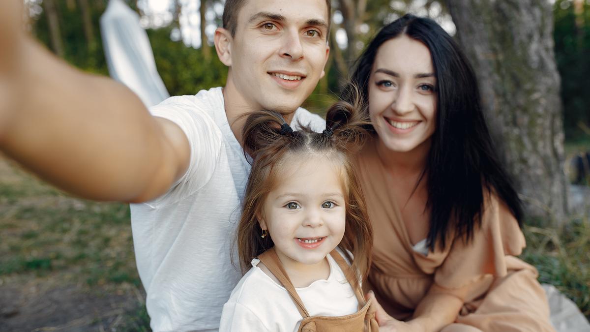 Familia jugando en un campo