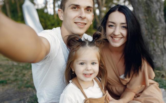 Familia jugando en un campo