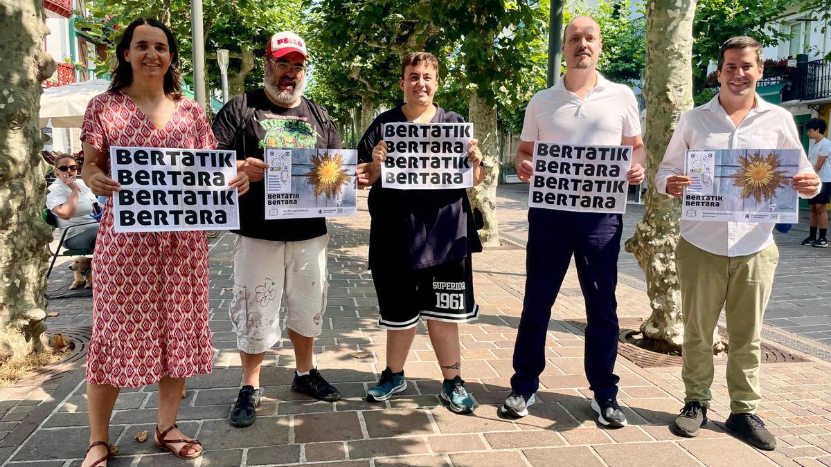 Garoa Lekuona Euskara zinegotzia eta Igor Arrieta, Euskaraldiko dinamizatzailea, Portuko hainbat ostalariekin.