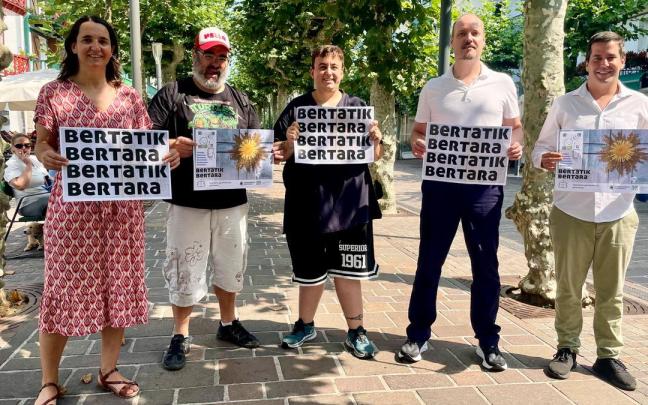 Garoa Lekuona Euskara zinegotzia eta Igor Arrieta, Euskaraldiko dinamizatzailea, Portuko hainbat ostalariekin.