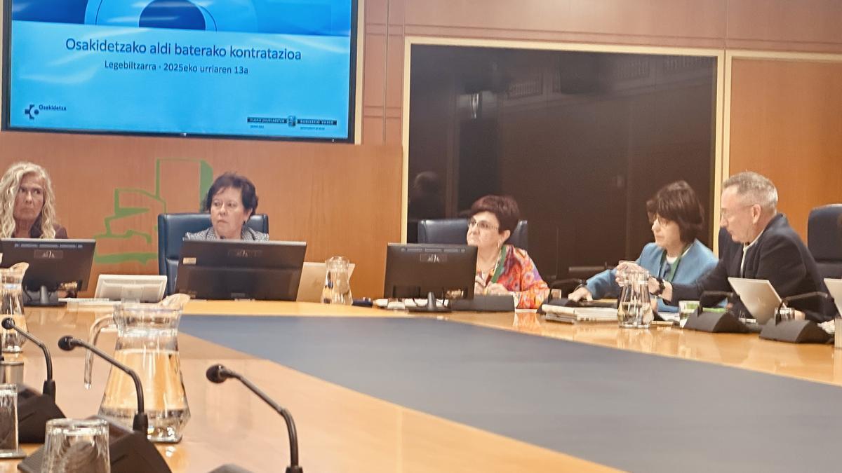 La directora general, Lore Bilbao, y la directora de Recursos Humanos, Josune Retegi, en el Parlamento Vasco