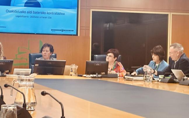 La directora general, Lore Bilbao, y la directora de Recursos Humanos, Josune Retegi, en el Parlamento Vasco