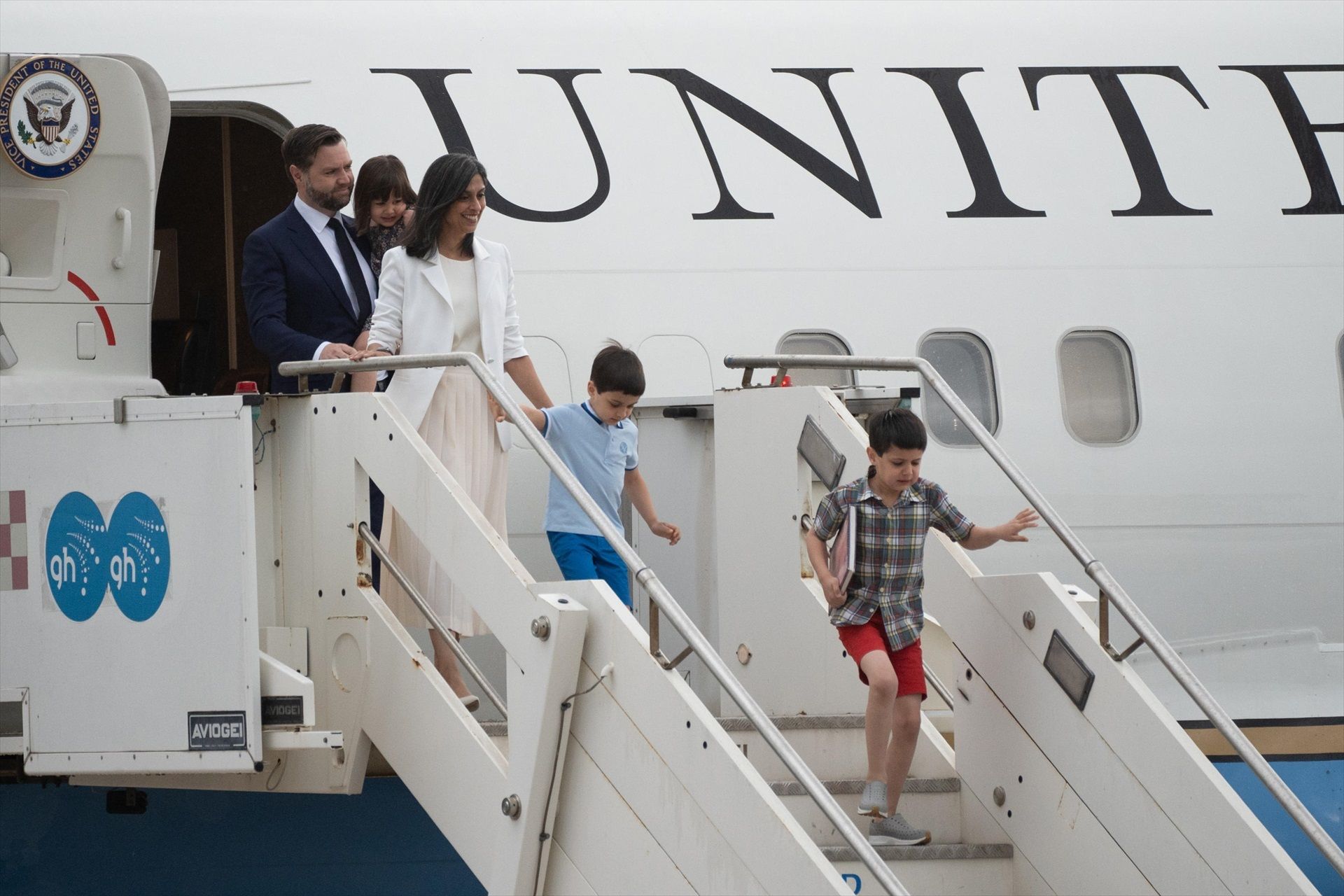 El vicepresidente de Estados Unidos, J.D. Vance, y su familia a su llegada al aeropuerto de Ciampino, en Roma.
