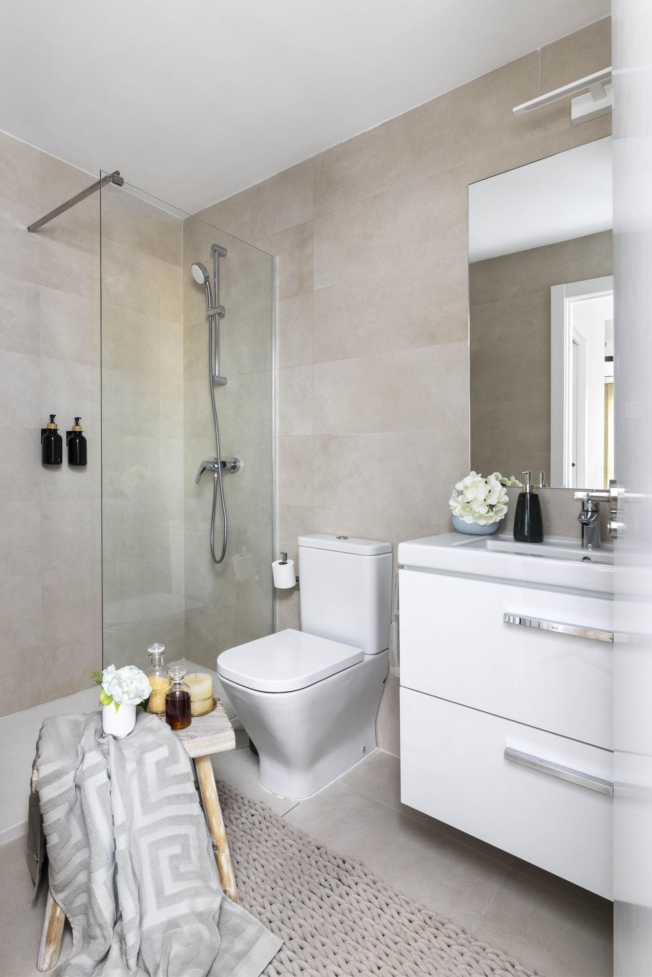 El baño, en tonos claros para ganar sensación de amplitud.