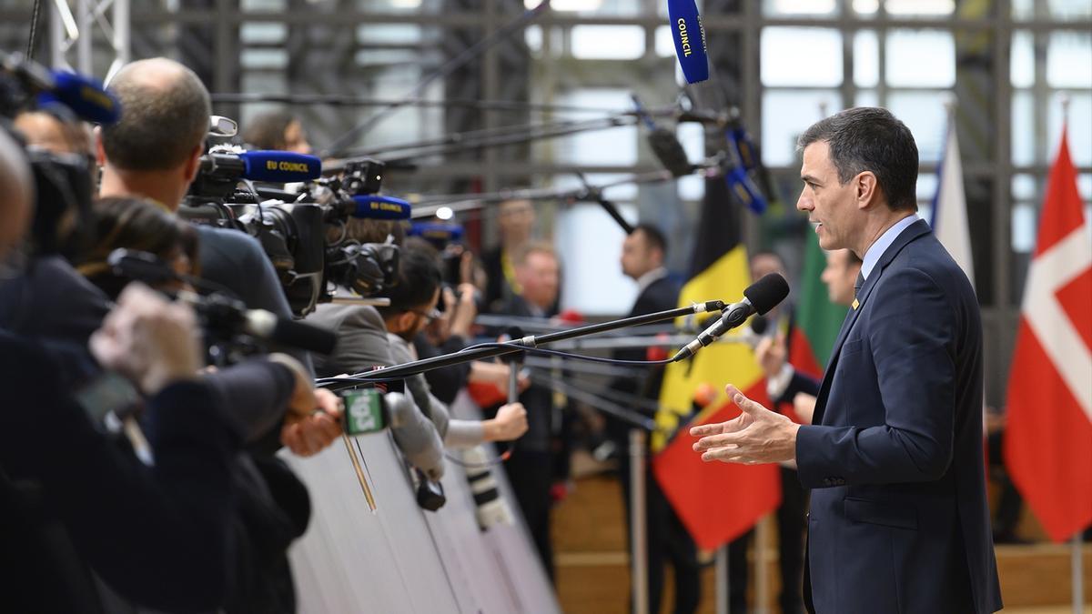 El presidente del Gobierno, Pedro Sánchez, atiende a los medios de comunicación antes de una reunión del Consejo Europeo.