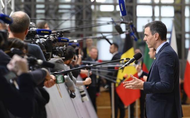 El presidente del Gobierno, Pedro Sánchez, atiende a los medios de comunicación antes de una reunión del Consejo Europeo.