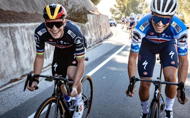 Remco Evenepoel y Mikel Landa ruedan juntos. / SOUDAL/WOUT BEEL Remco Evenepoel y Mikel Landa ruedan juntos.