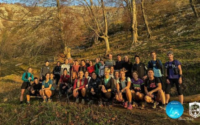 Un alto en el recorrido que protagonizaron por las laderas de Izarraitz, antes de retomar la marcha.