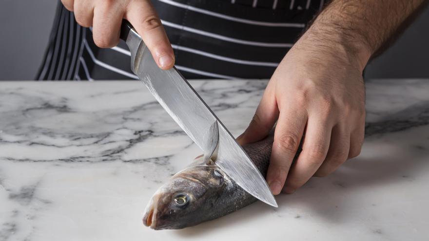 Una de las cosas más tediosas de cocinar pescado es limpiarlo.