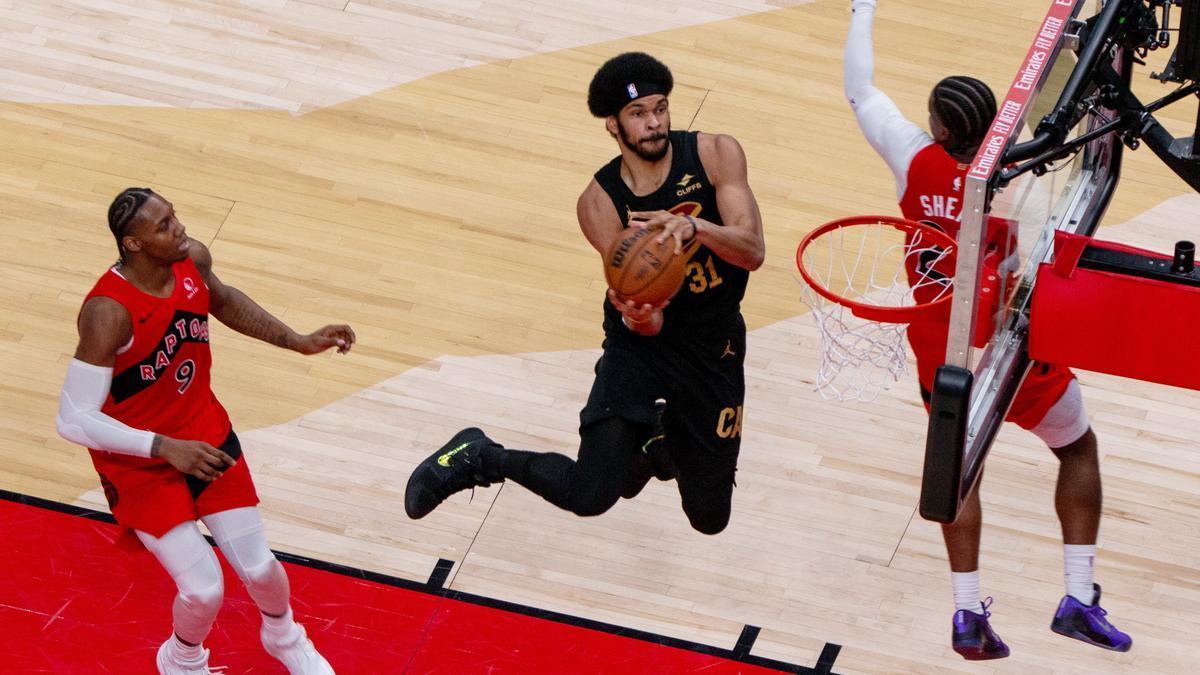 Jarrett Allen, de los Cleveland Cavaliers, echa a 'volar' ante la defensa de los Toronto Raptors.