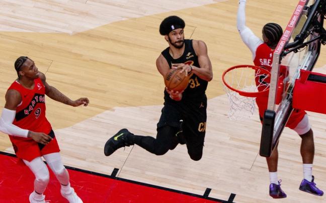 Jarrett Allen, de los Cleveland Cavaliers, echa a 'volar' ante la defensa de los Toronto Raptors.
