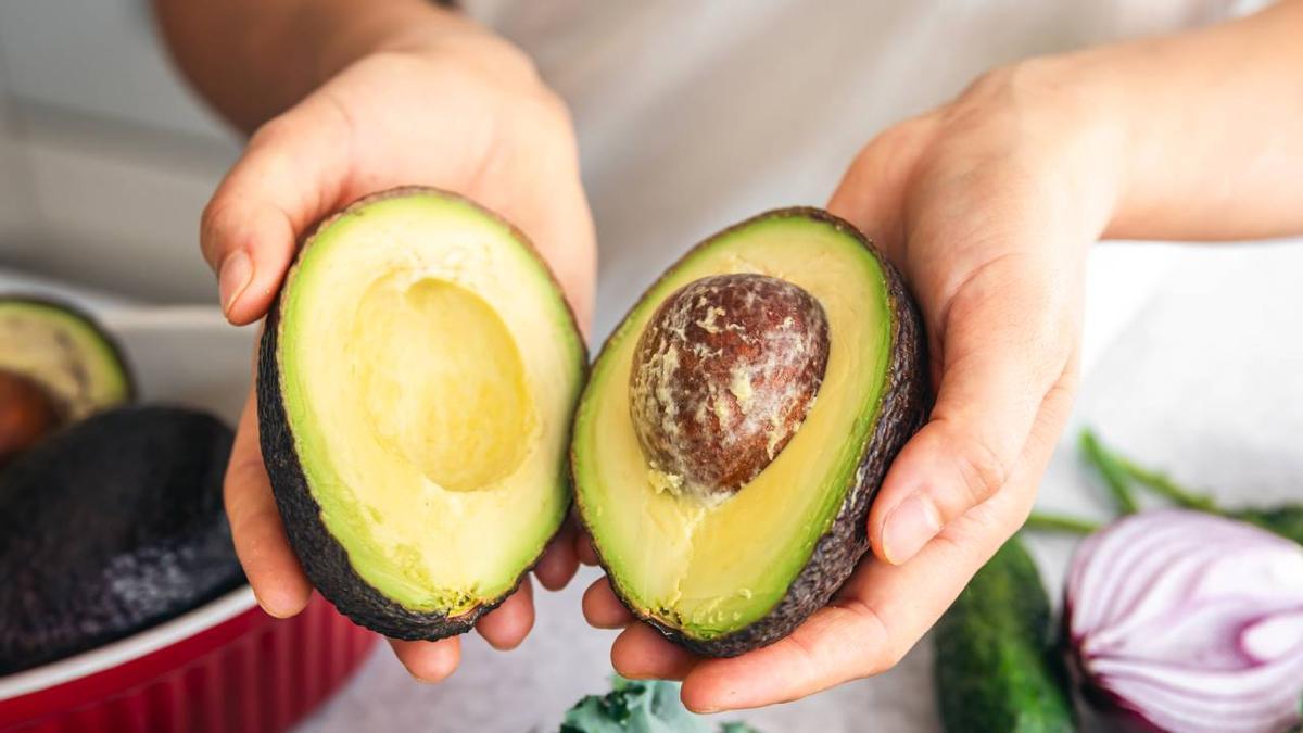 La mejor forma de conservar los aguacates es dejarlos fuera del frigorífico hasta que estén en su punto.