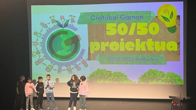 Un grupo de alumnos explicando su trabajo.