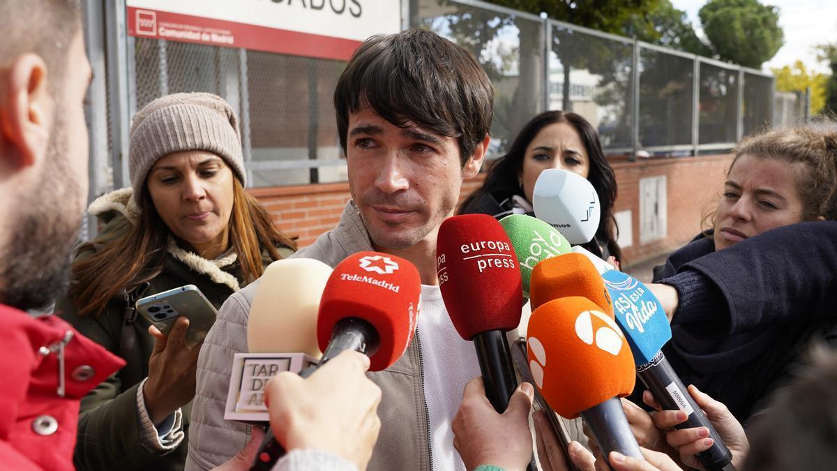 Juan José Ballesta atiende a los medios a la salida del juzgado de Parla tras declarar.