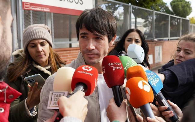Juan José Ballesta atiende a los medios a la salida del juzgado de Parla tras declarar.