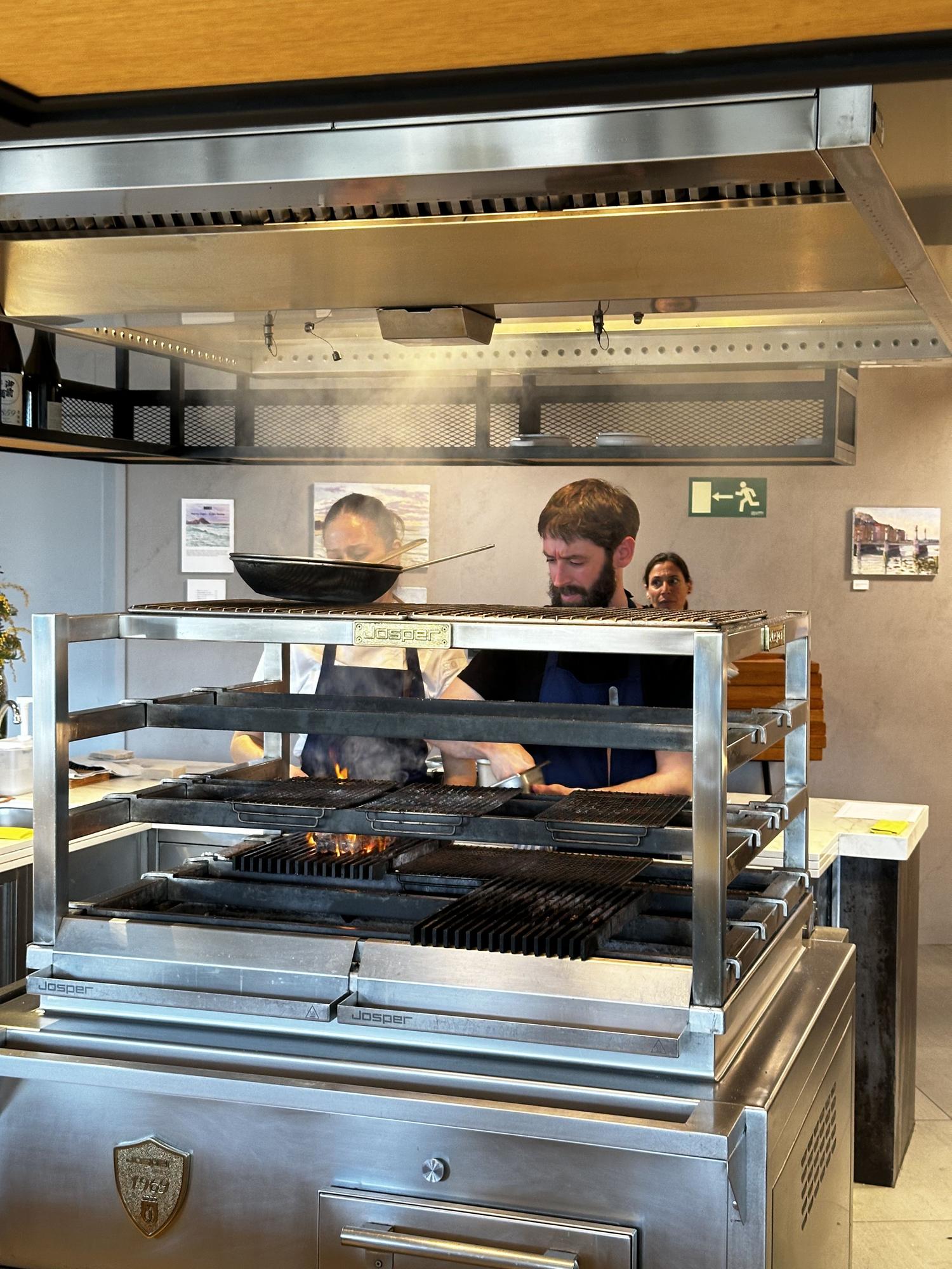 Juan Vargas, del restaurante Muka, al frente de la parrilla yakitory.