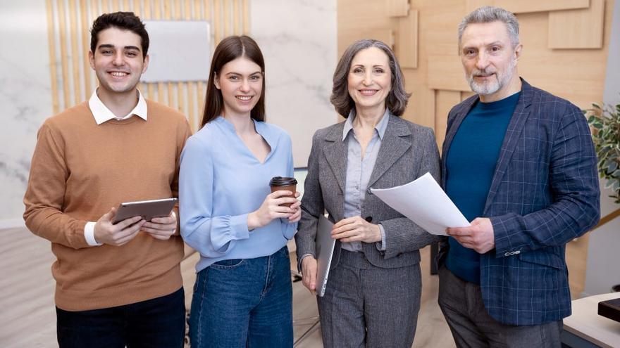 Un matrimonio junto a sus hijos, quienes en un futuro les relevarán al frente de la empresa.