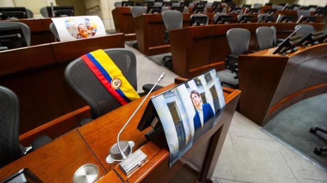 Una fotografía del senador Miguel Uribe y una banda con la bandera de Colombia en su asiento en el Capitolio del país.
