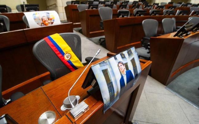 Una fotografía del senador Miguel Uribe y una banda con la bandera de Colombia en su asiento en el Capitolio del país.