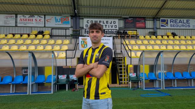 Álvaro Mier posa con la elástica del CD Cayón / CD Cayon