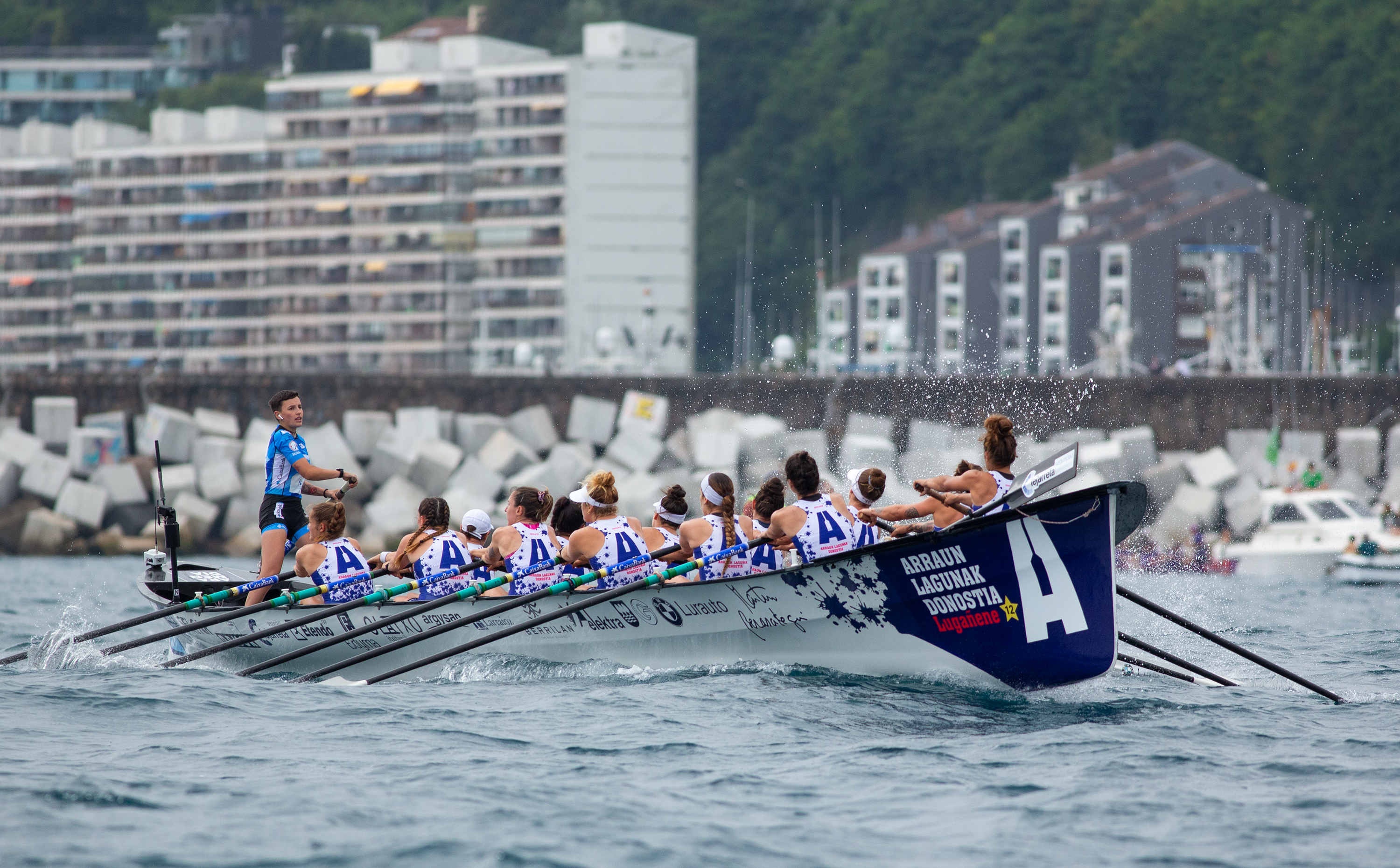 Andrea Astudillo patronea a Arraun Lagunak en Hondarribia / Liga Euskotren