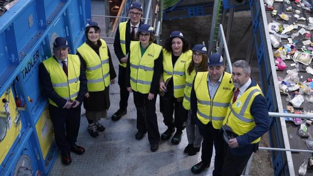 Autoridades y representantes de las entidades impulsoras recorren esta mañana la planta renovada de Bizkaiko Zabor Berziklategia, durante la visita guiada a las nuevas instalaciones de Amorebieta-Etxano