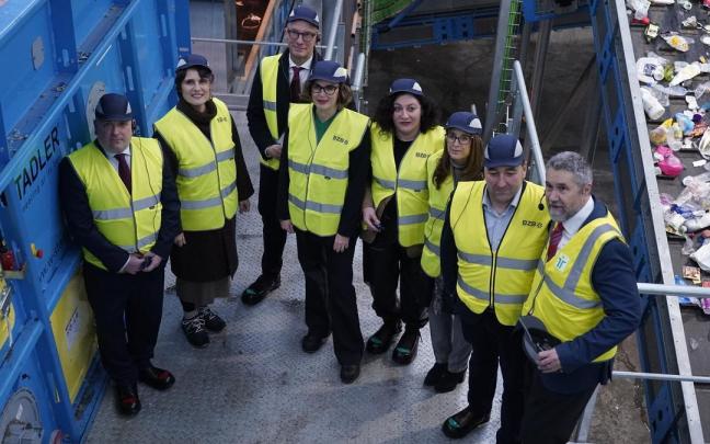 Autoridades y representantes de las entidades impulsoras recorren esta mañana la planta renovada de Bizkaiko Zabor Berziklategia, durante la visita guiada a las nuevas instalaciones de Amorebieta-Etxano
