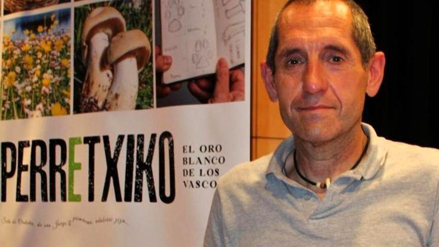 Enrique Arberas en una de las presentaciones de su libro sobre el perretxiko