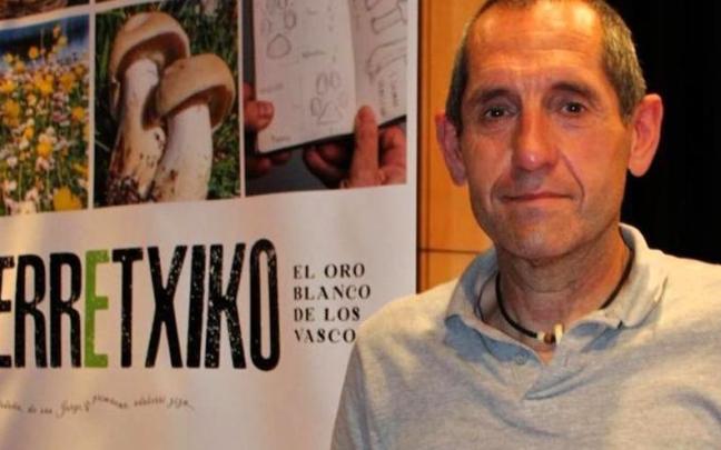 Enrique Arberas en una de las presentaciones de su libro sobre el perretxiko / Cedida Enrique Arberas en una de las presentaciones de su libro sobre el perretxiko
