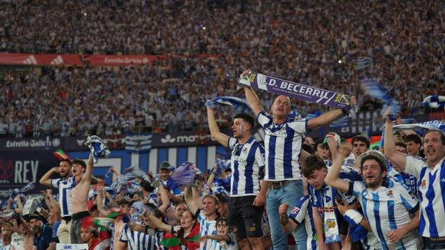 Aficionados de la Real celebran el triunfo de la Copa. / RUBÉN PLAZA