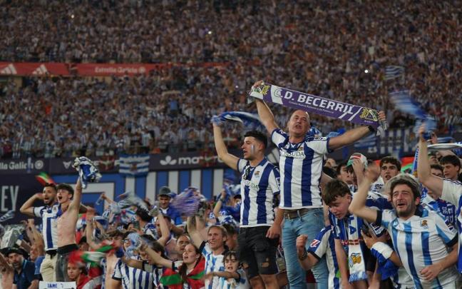 Aficionados de la Real celebran el triunfo de la Copa. / RUBÉN PLAZA