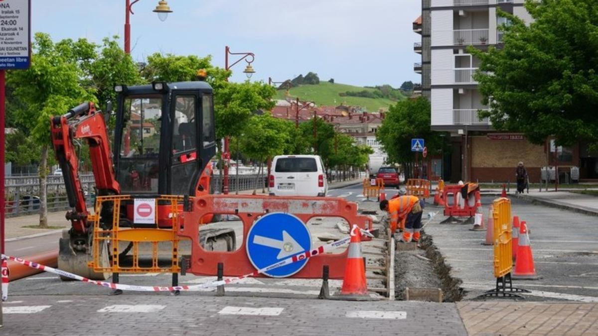 Trabajos de asfaltado en una carretera de Zumaia.