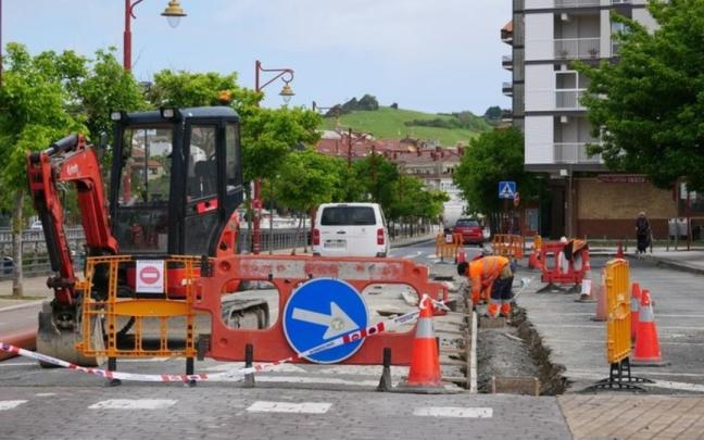 Trabajos de asfaltado en una carretera de Zumaia.