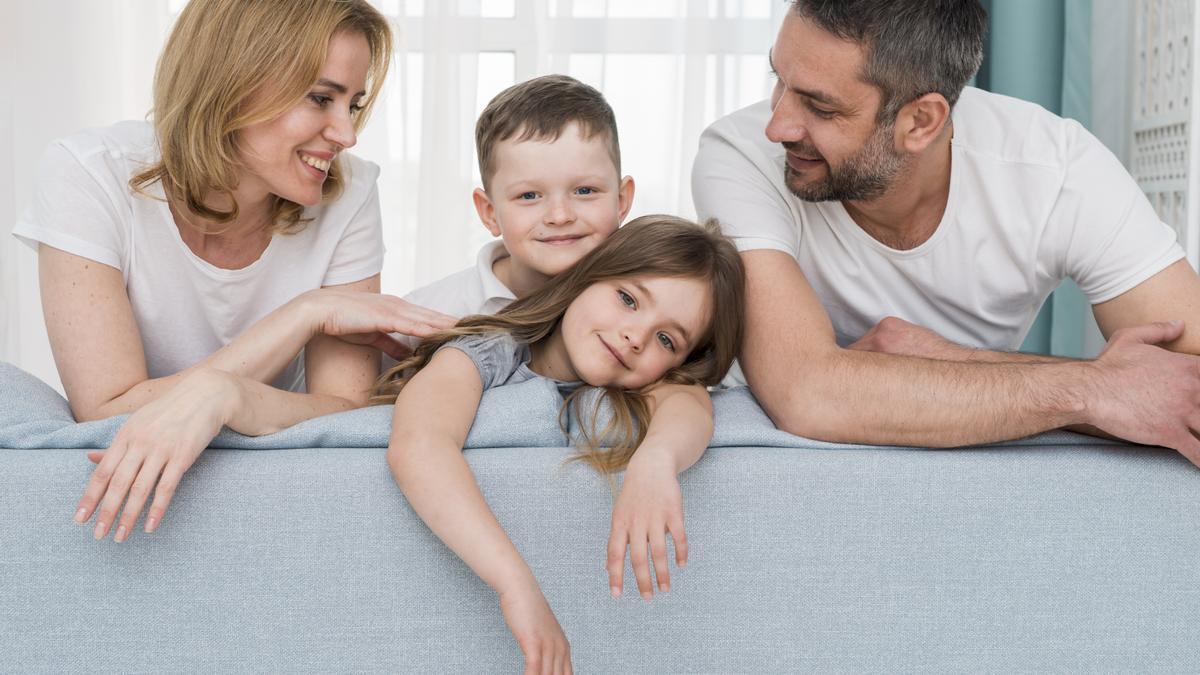 Una familia pasando tiempo juntos.