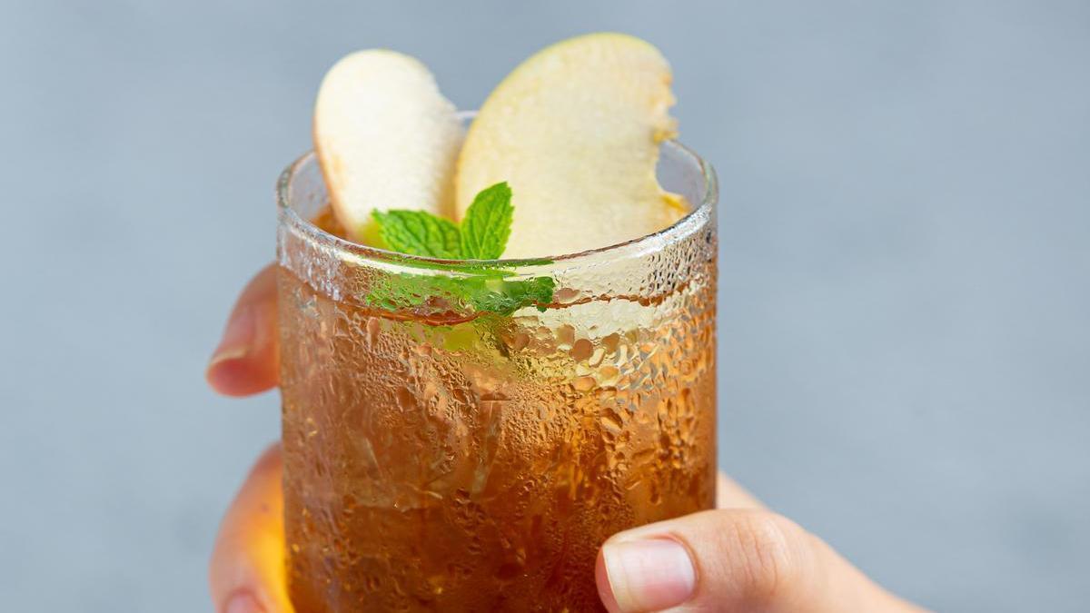 La kombucha es una bebida fermentada a base de té, azúcar y bacterias Scoby.