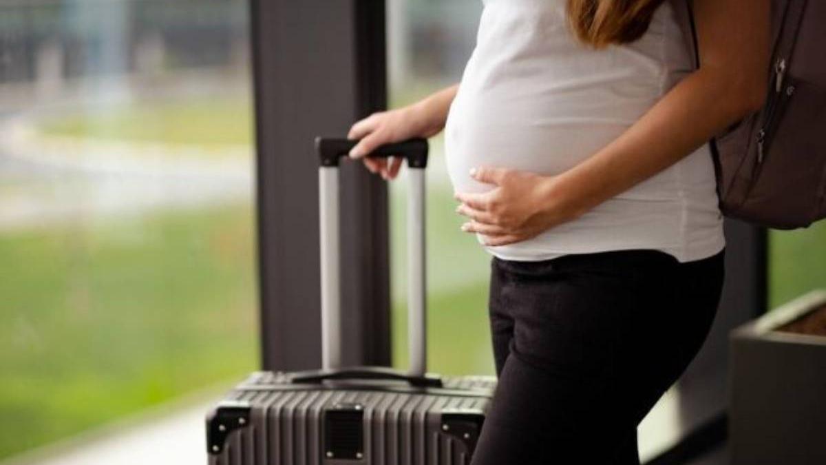Viajar en avión durante el embarazo es una situación que genera muchas dudas.