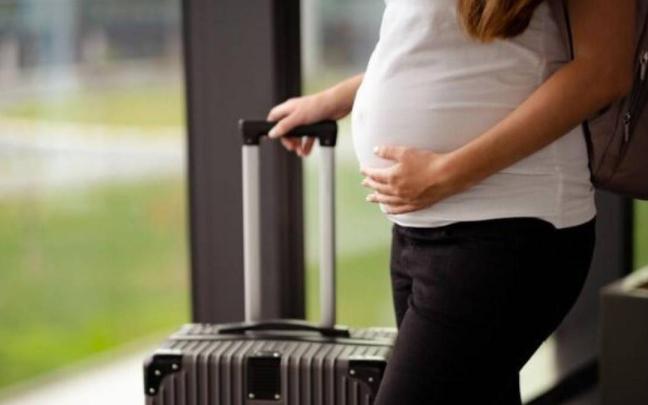Viajar en avión durante el embarazo es una situación que genera muchas dudas. / Freepik Viajar en avión durante el embarazo es una situación que genera muchas dudas.