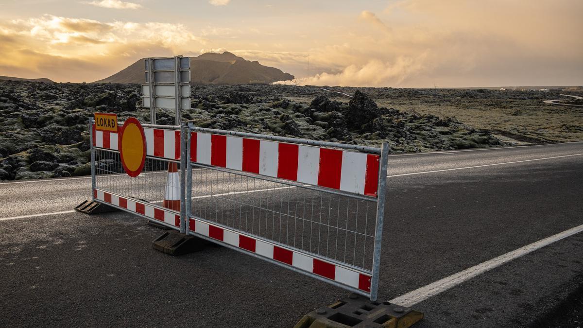 El acceso a la carretera que lleva a Laguna Azul, en Grindavík, cortado.