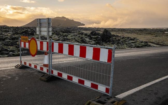 El acceso a la carretera que lleva a Laguna Azul, en Grindavík, cortado. El acceso a la carretera que lleva a Laguna Azul, en Grindavík, cortado.