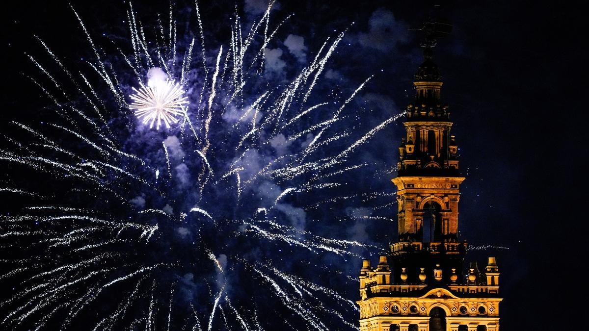 Imágenes del castillo de fuegos artificiales que pone fin a la Feria de Abril.
