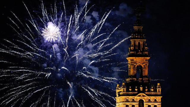 Imágenes del castillo de fuegos artificiales que pone fin a la Feria de Abril.