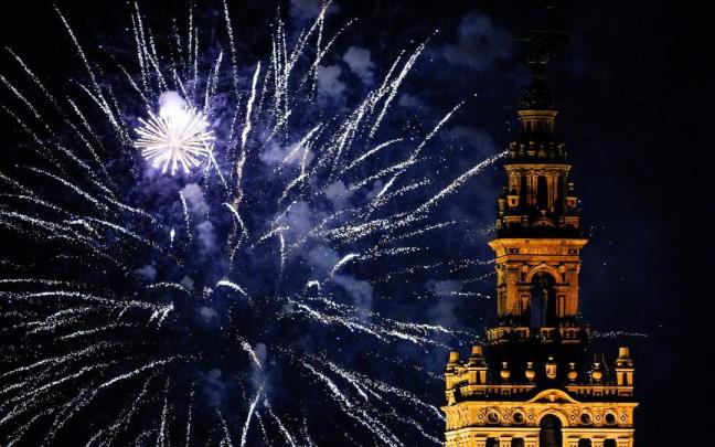 Imágenes del castillo de fuegos artificiales que pone fin a la Feria de Abril.
