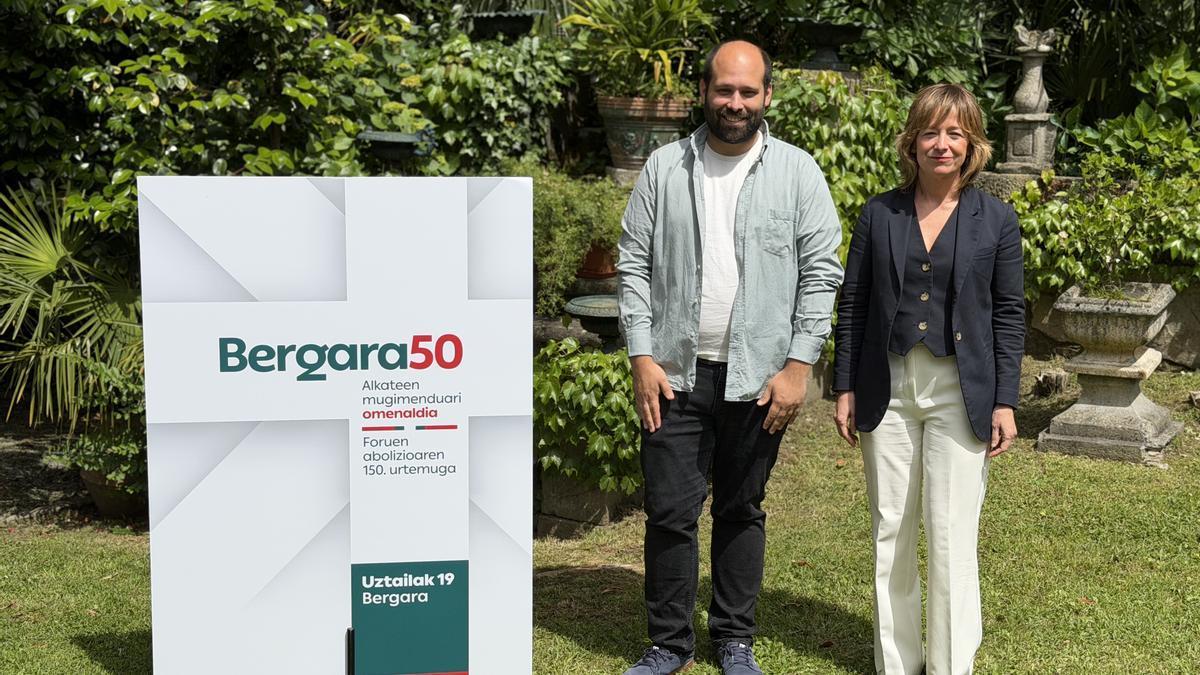 El alcalde de Bergara, Gorka Artola, y la diputada general de Gipuzkoa, Eider Mendoza, en la presentación del acto político-institucional que tendrá lugar el 19 de julio.